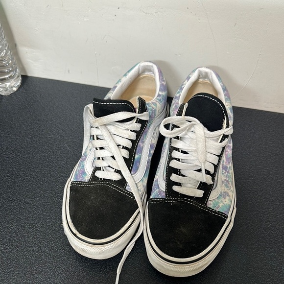 Vans Classic Black Sneakers with Iconic Comfort and Style - Picture 1 of 3